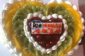 爸爸送女儿“生日蛋糕”，看清上面的字，网友：父爱如山一动不动图片