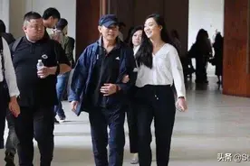 李连杰女儿有“名媛”范，Jane穿白衬衫挽老爸热聊，尽显父女情深图片