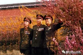 这两位词作家《红星歌》和《在那桃花盛开的地方》都成为歌史经典图片