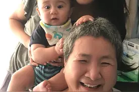 郑佩佩祖孙三代同框，半岁外孙会用上海话叫外婆，长相像极非洲爹图片