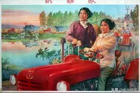 一组六、七十年代的海报：兽医姑娘给小羊羔看病图片