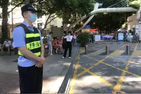 南宁中考今日开始了，家长穿旗袍助阵，部门应对高温挑战图片