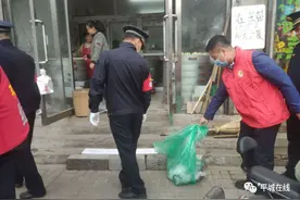 振华南街联合多部门“疏堵结合”整治同泉里后街马路市场图片