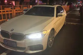 拱北女子半夜蹲宝马边上呕吐被路人举报，被抓时哭喊：对不起我儿子！图片