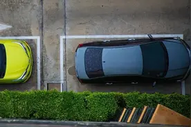 业主在自己车位停车，为何还要收费？图片