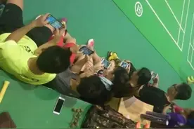 场上会借力卸力，才是羽毛球中的高手图片