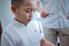 暴躁老爸“怒吼式”教育，使得孩子性情大变，宝妈悔不当初图片