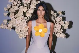 卡戴珊身材似花瓶，大长腿腰臀比惊人，素雅白裙穿出独特味道图片