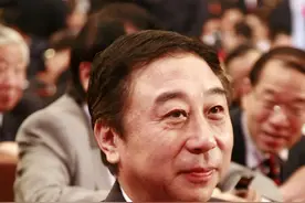 1988年，抛弃冯巩移居国外的刘伟，转眼成“阶下囚”后，今如何了图片
