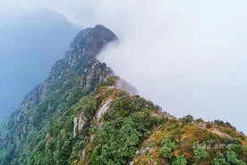 勇攀广东第一险峰龙头山，在刀尖般的山脊线上艰难漫步图片