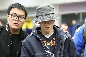嘻哈男孩！张一山轻装上阵街头感十足，低头赶路打哈欠似没休息好图片