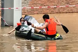 酸了！妹子不顾洪水危险，独自从家里救出了一船男友心爱的高达图片