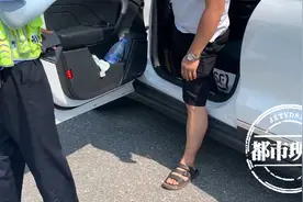 多人穿拖鞋开车被查，交警：很凉快，很危险图片