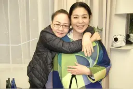 倪萍与宋丹丹再同框！她穿拼色斗篷好时髦，宋丹丹扎小辫显老气图片