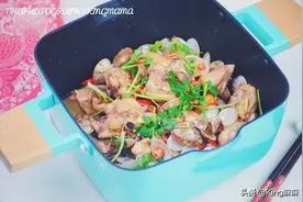 除夕年夜饭，无“吉”不成席，教你做道铁锅蛤蜊鸡，寓意大吉大利图片