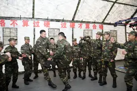 新兵下连，这“三种眼光”，暖心！给力！图片