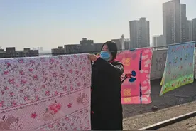 自装晾衣绳方便大家 社区为热心居民点赞图片