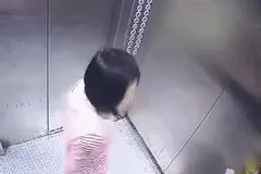 男孩电梯里遭亲妈暴打：失控的父母，是孩子一生的灾难图片