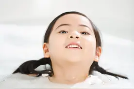 婆婆突发急病，儿媳飞回照看，婆婆动不了还说不出话，儿媳生怜惜图片