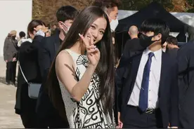 巴黎时装周又来了：韩国女星被嘲小家子气，卡姐金属头套抢尽风采图片