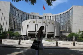 定期存款到期后，自动转存和取出再存哪个好？内行人给出“建议”图片