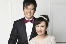 童星关凌庆结婚10周年，晒一家四口全家福，儿子像爸女儿像妈图片