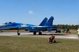 战斗机尾流力量有多强？苏27掉头准备起飞 将地勤人员吹飞视频封面