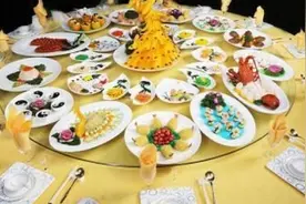 德国人到中国吃大闸蟹，吃完两盘丢下100块钱就走，老板：你干嘛图片