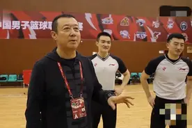 裁判总监杨茂功走进辽篮训练课与队员交流，杨鸣说出心中的不满图片