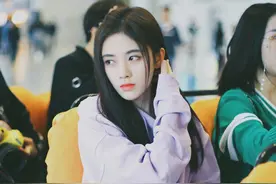 鞠婧祎紫色卫衣扮少女，却被网友吐槽：板着个脸，一点都不可爱图片