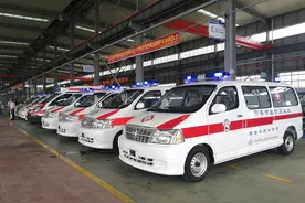 满载侨胞爱心的11辆“救护车”从广东出发捐往多地图片