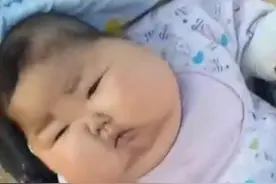 6个月宝宝胖成"小肥猪"，奶奶逢人就炫耀，宝妈：以后我来带娃图片