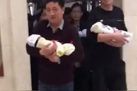 宝爸们在产房门口等待宝宝出生，电梯门打开后，那场面太“壮观”图片