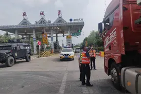 “一路三方”严惩违法超限冲岗货车图片