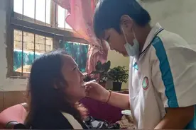 初一男孩儿为单身母亲化妆“我的妈妈一直都很美”图片