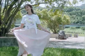 林志玲为公益拍写真，脚踩恨天高造型可盐可甜，与男子比心萌萌哒图片