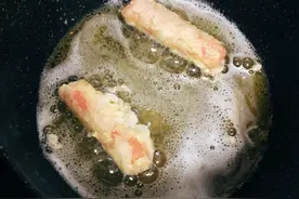 把火腿肠裹上面粉，油炸至金黄，隔壁小孩都馋哭了图片