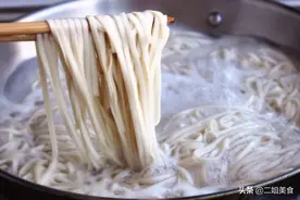 煮面条，牢记别水开下锅煮，面馆师傅教您4个技巧，劲道还不粘连图片