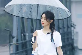 赵丽颖为何总是把衬衫系腰上？当她翻开后，农村人就是不一样图片