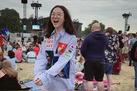 宋佳素颜在国外度假，穿条纹衬衫玩下衣失踪，39岁像24岁少女图片