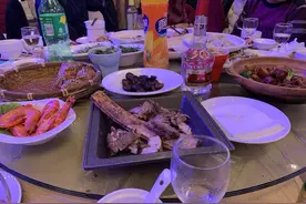 土豪6888元一桌的酒席，喝五粮液吃鲍鱼，大家却觉得不划算图片