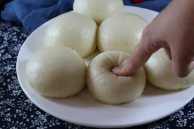 蒸馒头，只放酵母是不对的！多加2样，馒头蓬松柔软，按下就反弹图片