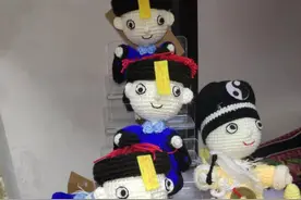 她把湘西赶尸放蛊等神秘文化创意成手工织品娃娃，年轻人喜欢图片