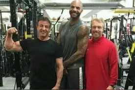 别和NBA巨人合影！霸道总裁C罗变小迷弟，施瓦辛格被张伯伦碾压图片