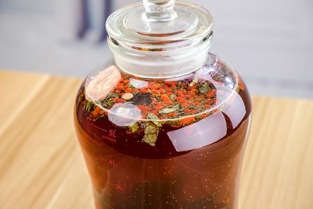 玉苁蓉100g,锁阳20g,淫羊藿10g,巴戟天20g,杜仲20g,山茱萸20g,生地黄