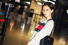 “短裙+过膝靴”才是今秋最强CP！时髦又显瘦，太适合粗腿女孩图片