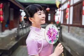 漂亮妈妈和宝贝女儿穿同款真丝旗袍。太美了，令人羡慕！图片