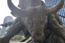 建成后倍受争议的深圳证券交易中心前雕塑。图片