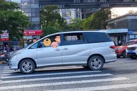 奶爸“神操作”，一手开车一手抱两娃！谁借你的胆？图片