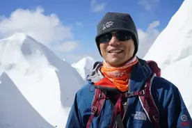 向你致敬！一位失明25年的中国盲人登山者，今天成功登顶珠峰图片